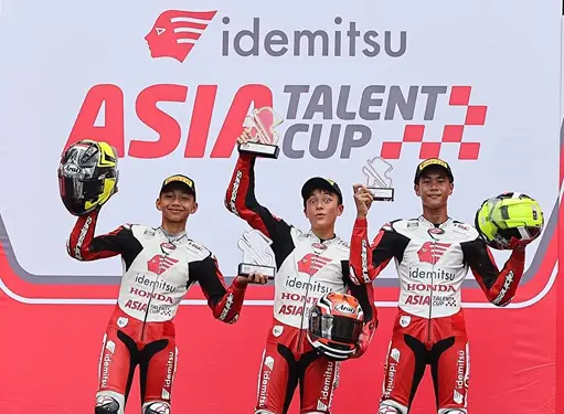 Foto: Pebalap binaan AHM M. Kiandra Ramadhipa (kiri) berhasil meraih podium kedua pada race kedua ajang Idemitsu Asia Talent Cup (IATC) seri kedua yang digelar di Sepang International Circuit, Malaysia (18/8).(Istimewa)
