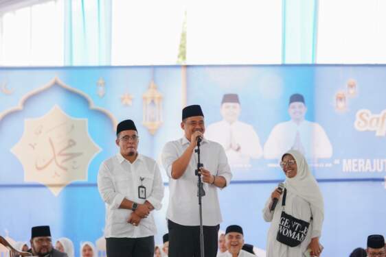 Foto: Wali Kota Medan Bobby Nasution memberi quis saat acara safari dakwah dan doa keselamatan serta spirit PON XXI Aceh-Sumut di Lapangan Sepak Bola Mabar, Jalan Mangaan, Medan, Selasa (6/8/2024).