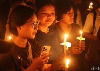 Darurat Demokrasi, Ratusan Mahasiswa dan Dosen Nyalakan Lilin