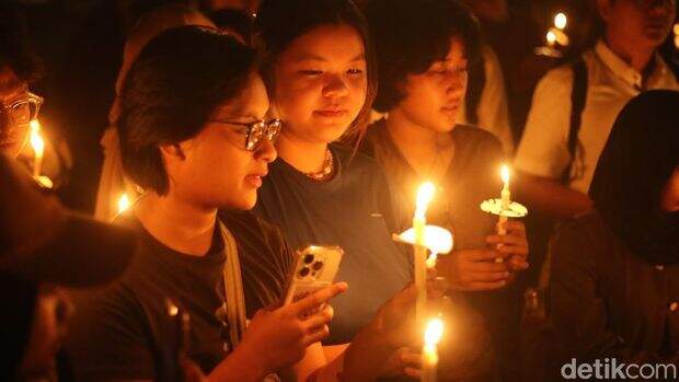 Foto: Ratusan mahasiswa dan dosen UGM menggelar aksi menyalakan lilin sebagai bentuk keprihatinan atas kondisi darurat demokrasi Indonesia, Senin (26/8/2024).