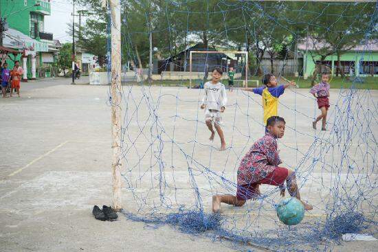 Foto: Anak-anak Belawan Sicanang kini senang punya lapangan bola.