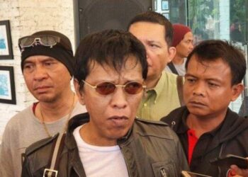 Datangi Polda Metro, Adian Napitupulu Minta Pendemo Dilepaskan
