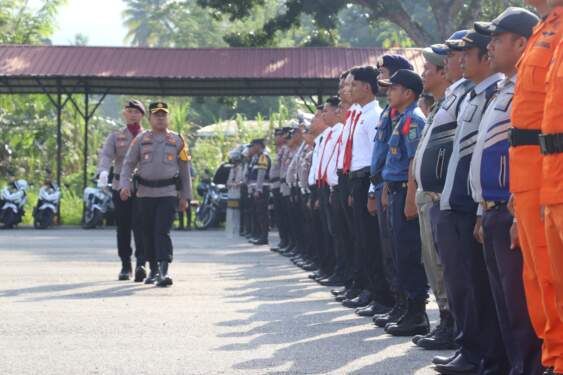 Foto: Wakapolres Madina Kompol Marluddin mengecek kesiapan personel saat Apel Gelar Pasukan Operasi Mantap Praja Toba 2024 dalam rangka pengamanan Pilkada.