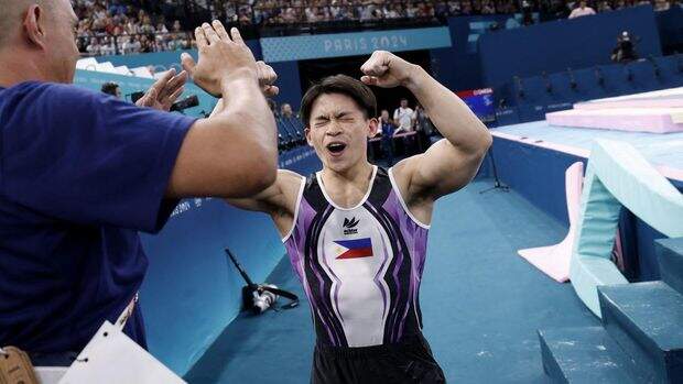 Foto: Atlet senam Filipina, Carlos Edriel Yulo bereaksi setelah memenangkan emas dalam Olimpiade Paris 2024. (REUTERS/Amanda Perobelli)