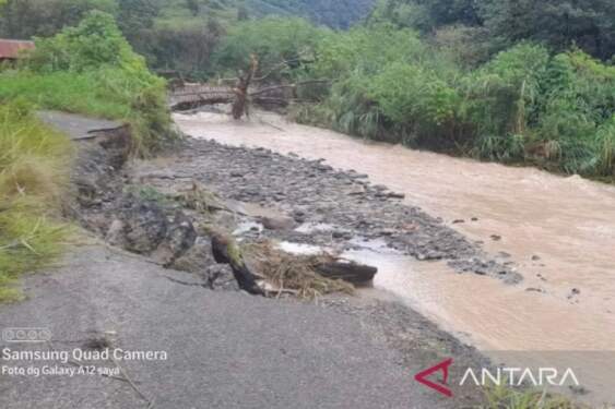 Foto: Banjir yang mengakibatkan jalan putus di Gampong Padang, Terangun, Gayo Lues, Aceh, Jumat (23/8/2024). (ANTARA/HO-BPBD Gayo Lues)