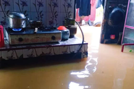 Rumah warga Sarudik Kabupaten Tapteng yang banjir hingga 1,5 meter, Jumat (16/8/24).