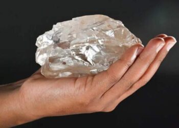 Berlian Raksasa Hampir 2.500 Karat Ditemukan