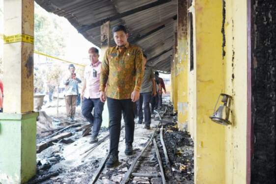 Foto: Wali Kota Medan Bobby Nasution saat meninjau ruangan SMPN 20 yang hangus terbakar, Kamis (15/8/2024).
