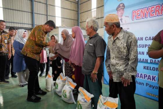 Foto: Wali Kota Medan Bobby Nasution menyalurkan Bantuan Pangan Cadangan Beras Pemerintah kepada keluarga penerima manfaat di Gedung Futsal, Jalan Paluh Nibung, Kota Medan, Kamis (15/8/2024).