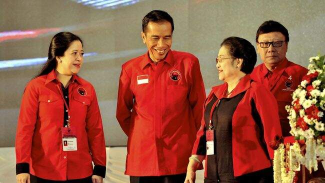 Foto: Ketua Umum PDIP Megawati Soekarnoputri (Kedua kanan) bersama Presiden Joko Widodo (kedua kiri), Ketua DPP PDIP Puan Maharani (kiri) saar Rakernas IV PDIP di Semarang.