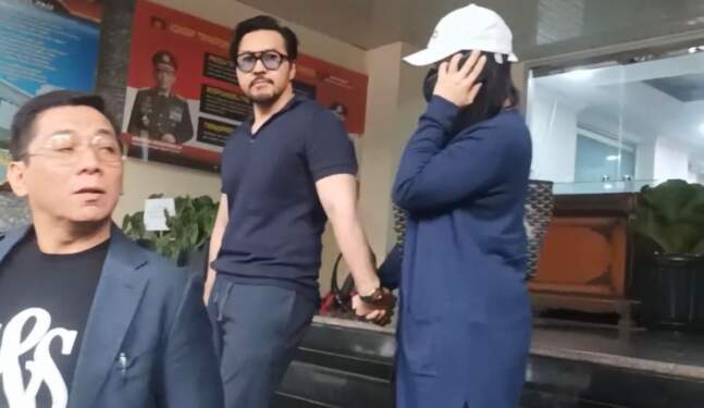 Foto: David Bayu Setia dukung putrinya, Audrey Davis di kasus video syur. (Foto: Okezone)