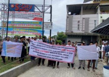 Warga Demo Desak Pembongkaran Taman Menutupi Akses Jalan