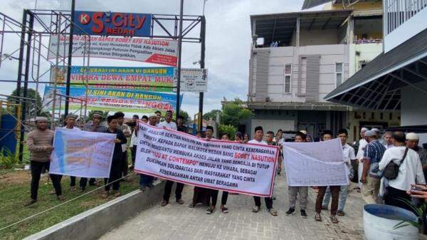 Foto: Aksi warga desak pembongkaran taman yang menutupi jalan. Aksi warga desak pembongkaran taman yang menutupi jalan.