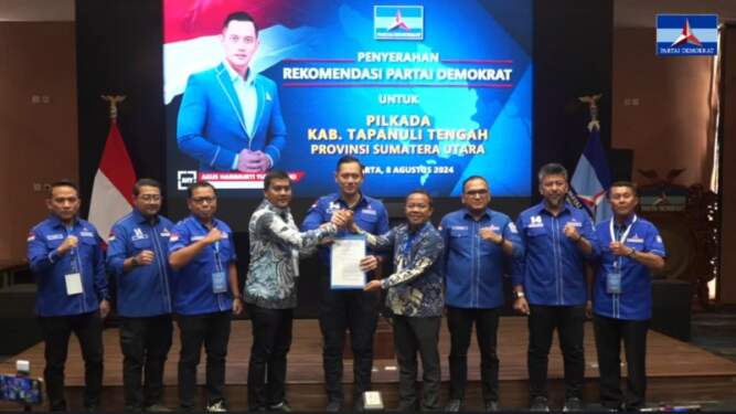 Foto: Ketum DPP Partai Demokrat AHY saat menyerahkan rekomendasi kepada para Bacakada, di Jakarta, Kamis (8/8/2024). (istimewa)