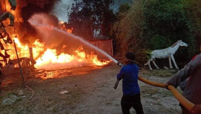 Gudang mengalami kebakaran hebat di Sitinjo Dairi, Kamis (29/8/2024).