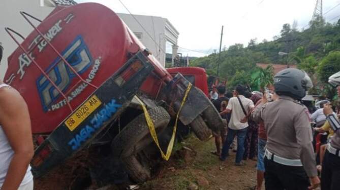Foto: Mobil tangki air masuk selokan usai tabrak dua betor di Sibolga Selatan Kota Sibolga, Rabu (21/8/2024).