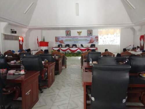 Foto: Suasana ruang paripurna DPRD Humbahas saat paripurna dengan agenda mendengarkan pidato kenegaraan Presiden Joko Widodo melalui Zoom. Foto: Aries Fernando Manalu