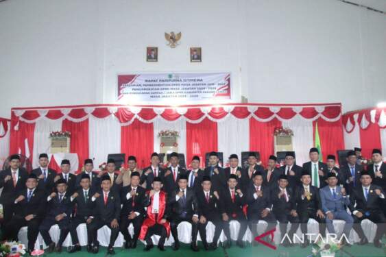 Foto: Ketua PN Sibuhuan Dharma Putra Simbolon dan Pj. Bupati Palas Ir. H. Ardan Noor Hasibuan, foto bersama dengan 30 orang anggota DPRD Palas usai acara pelantikan, Senin ( 19/8) siang