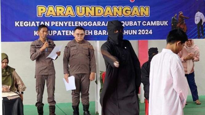Foto: Enam pemain judi online dan terpidana pelecehan dicambuk di Aceh Barat.