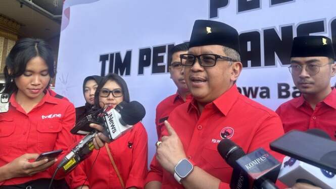 Foto: Hasto Kristiyanto memberi keterangan kepada wartawan.
