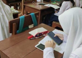 Menteri Pendidikan akan Larang Penggunaan Ponsel di Sekolah