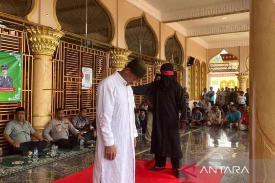 Terpidana menjalani hukum cambuk di Aceh Selatan, Jumat (23/8/2024). ANTARA/Risky Hardian Saputra