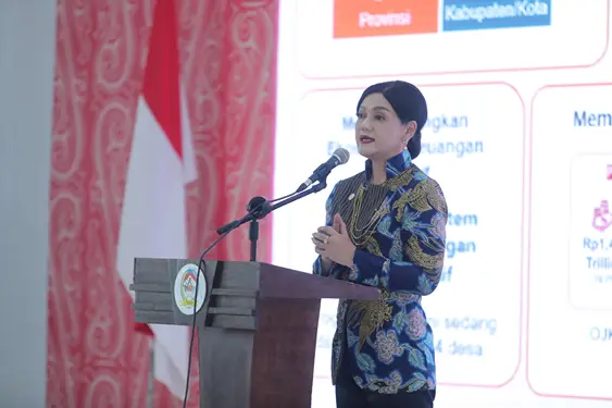 Foto: Kepala Eksekutif Pengawas Perilaku Pelaku Usaha Jasa Keuangan, Edukasi dan Pelindungan Konsumen OJK Friderica Widyasari Dewi saat memberikan kata sambutan pada acara edukasi keuangan yang digelar di Pendopo Kantor Bupati Toba, Balige Sumatera Utara, Jumat (09/08/2024).(Ist)