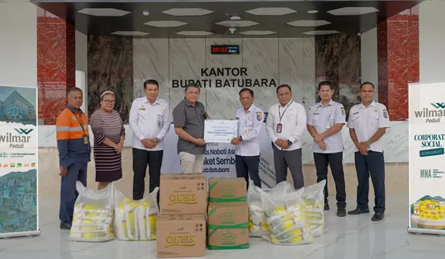 Foto: Pemberian bantuan 5.000 paket sembako dari PT Multimas Nabati Asahan (MNA) Kuala Tanjung, Wilmar Group, kepada masyarakat di Kabupaten Batu Bara.(Istimewa)