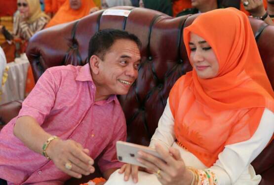 Foto: Irwandi Yusuf dan istri.