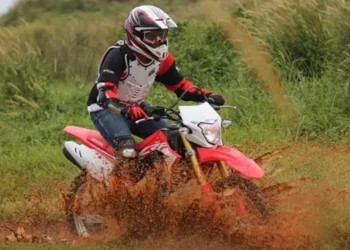 Setelah Lalui Jalan Berlumpur, Ini Komponen Motor yang Perlu Dibersihkan