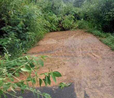 Foto: Material longsor menimbun badan jalan yang menghubungkan Kecamatan Sipirok dan Marancar di Tapsel.