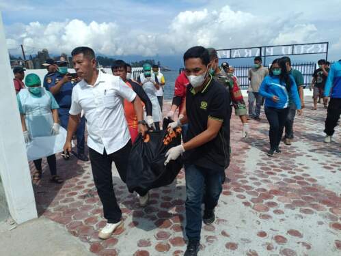 Foto: Sejumlah petugas mengevakuasi jasad wanita korban tenggelam
di Danau Toba (Foto : Tim SAR)