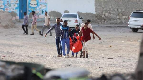 Foto: Jenazah salah satu korban serangan bom bunuh diri dan penembakan di pantai Mogadishu, Somalia, dievakuasi.