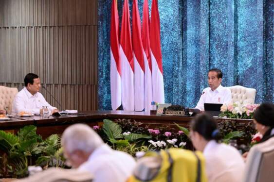 Foto: Presiden Jokowi dan Menteri Pertahanan sekaligus calon presiden terpilih pada Pemilu 2024 Prabowo Subianto sidang kabinet di IKN.