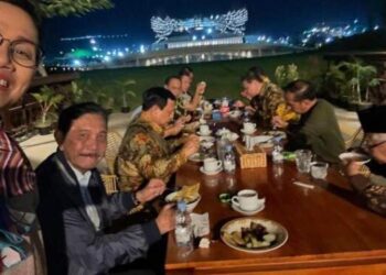 Mundur dari Ketum Golkar, Airlangga Terpantau Santap Malam di Samping Jokowi