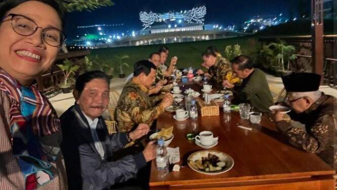 Foto: Jokowi-Ma'ruf Bersama Para Menteri Makan Malam di IKN, Minggu (11/8).