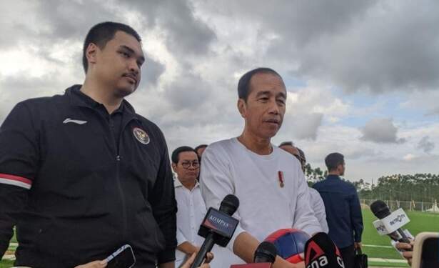 Foto: Presiden RI Joko Widodo saat doorstop di PSSI Training Center di IKN. (CNBC Indonesia/Emir Yanwardhana)