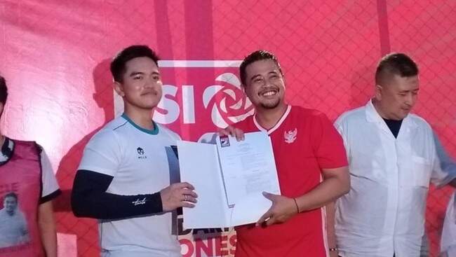 Foto: Ketum PSI Kaesang Pangarep memberikan surat rekomendasi dukungan partai kepada abang iparnya, Bobby Nasution.