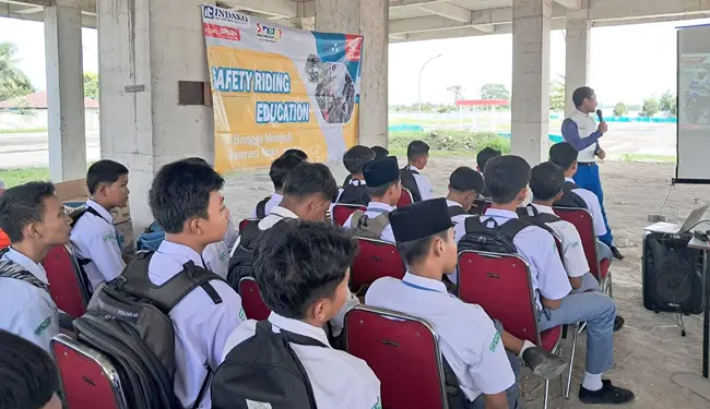 Foto: PT Indako Trading Coy mengkampanyekan pesan keselamatan berkendara #cari_aman kembali diwujudkan melalui aktivitas edukasi bertemakan “ Bersama #cari_aman Hidup Penuh Arti “ yang diikuti oleh para pelajar SMK PAB 8 Sampali Medan.(Ist)