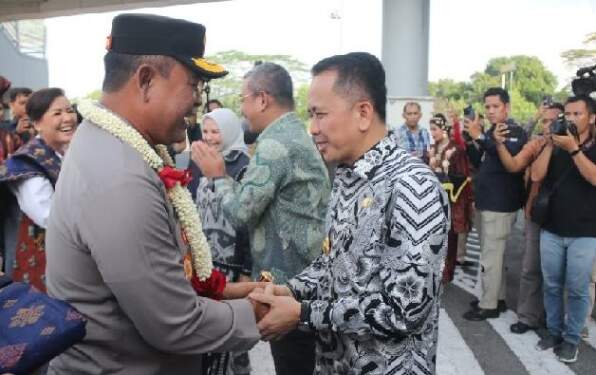 Foto: Pj Gubsu Agus Fatoni menyambut kedatangan Kapolda Sumut yang baru Irjen Pol Whisnu Hermawan Februanto di VIP Room Bandara Kualanamu, Deli Serdang, Kamis (1/8/2024). (Diskominfo Sumut)