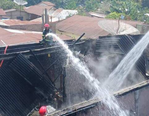 Foto: Proses pemadaman kebakaran rumah di Jalab Suka Dame Siantar.