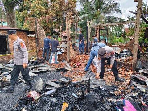 Foto: Kebakaran dua unit rumah warga di Desa Sungai Jior, Kecamatan Sosa Julu, Minggu (11/8) pagi.
