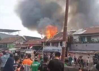 16 Rumah Ludes Terbakar di Permukiman Padat Penduduk