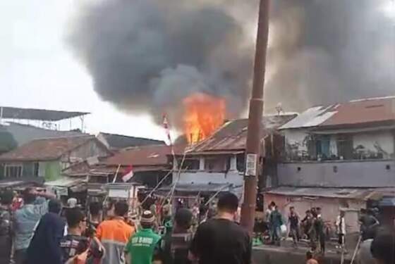 Foto: Kebakaran hebat melanda permukiman padat penduduk di Kota Palembang, Sumatera Selatan (Sumsel).