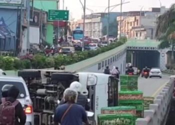 Truk Pengangkut Ayam Terguling di Underpass Titi Kuning