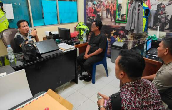 Foto: Pengemudi Avanza yang positif menggunakan narkoba diperiksa polisi.