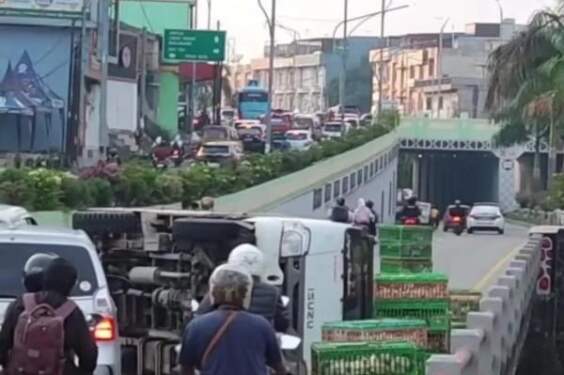 Foto: Kecelakaan truk pengangkut ayam di Underpass Titi Kuning, Medan. (Foto: Istimewa)