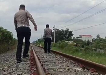 Ngeri! Potongan Tubuh Korban Ditabrak KA Jatuh dari Tandu, Warga Histeris