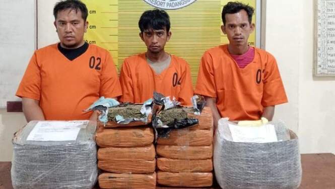 Foto: Ketiga pelaku saat diamankan di kantor polisi.