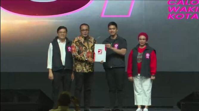 Foto: Ketum PSI Kaesang Pangarep menyerahkan surat rekomendasi ke Aulia Rachman.